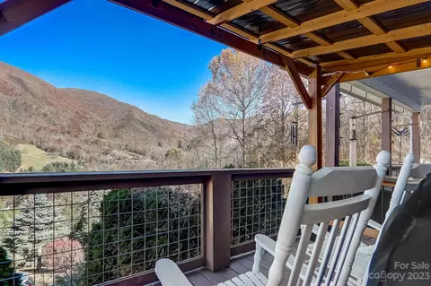 202 Skyway Dr, Maggie Valley, NC 28751