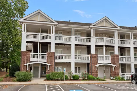 747 Peninsula Dr, Davidson, NC 28036 photo 2
