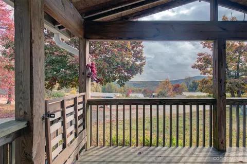 105 Dena Nix Ln, Hendersonville, NC 28792