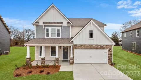 328 Fox Cove Rd, Hendersonville, NC 28792