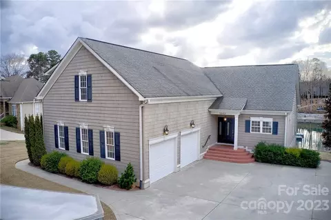 9543 Island Point Rd, Sherrills Ford, NC 28673