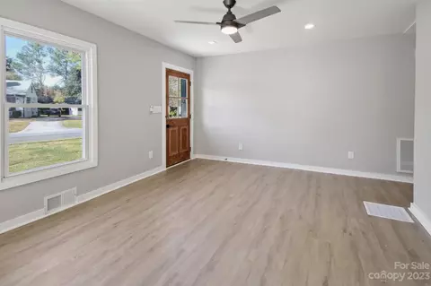 5225 Farmbrook Dr, Charlotte, NC 28210 photo 3