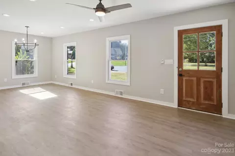 5225 Farmbrook Dr, Charlotte, NC 28210 photo 2