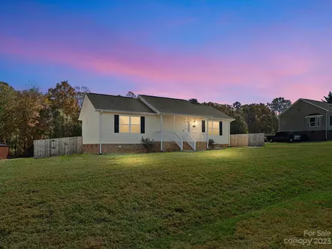 1486 Hamlet St, Lincolnton, NC 28092