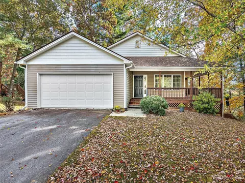 107 Glenwood Hill Ln, Mills River, NC 28759