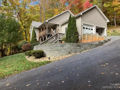 327 Junaluska Oaks Dr, Waynesville, NC 28786