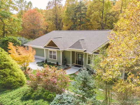 41 Silk Tree Rd, Hendersonville, NC 28739