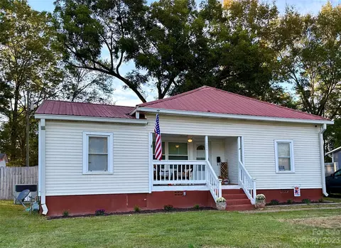 304 Walnut St, Clover, SC 29710