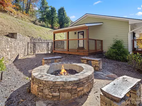 24 N Hill St, Waynesville, NC 28786