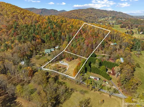 672 Mount Gilead Church Rd, Mills River, NC 28759