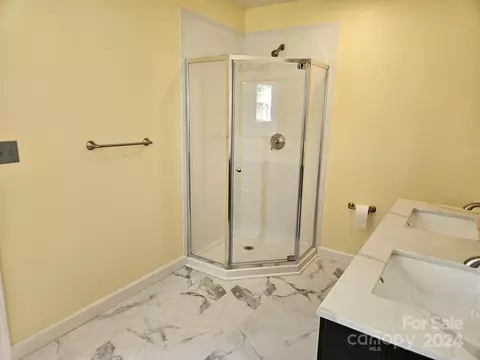 Bath - 125 Diamond Loop, Rutherfordton, NC 28139 photo 2 of 4