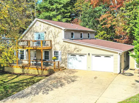 208 Timber Ridge Dr, Lenoir, NC 28645