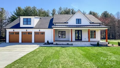 43 Lucy Ln, Mills River, NC 28759