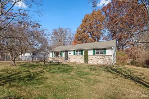206 Sherwood Rd, Swannanoa, NC 28778