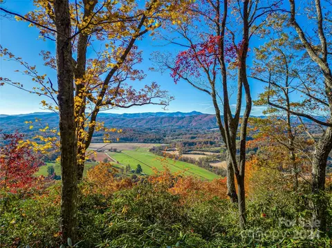 8888 Battle Creek Rd, Hendersonville, NC 28742