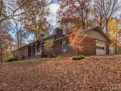 661 Nellie John Dr, Clyde, NC 28721