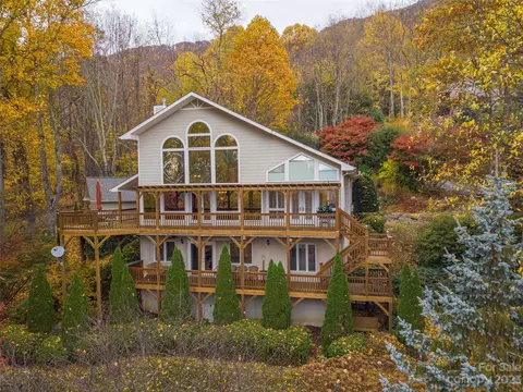 267 Presidential Dr, Waynesville, NC 28786