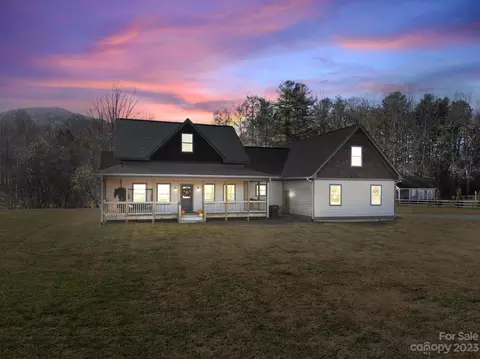 74 Walnut Valley Ln, Hendersonville, NC 28739