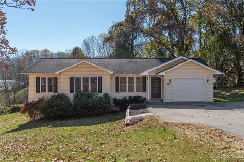 44 Sovereign Cir, Clyde, NC 28721