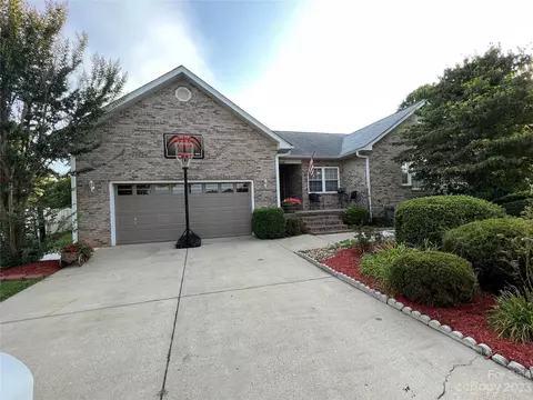5175 Olde School Dr, Hickory, NC 28602