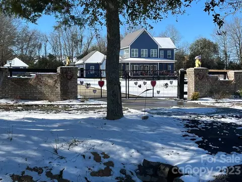 737 Community Center Rd, Camden, SC 29020