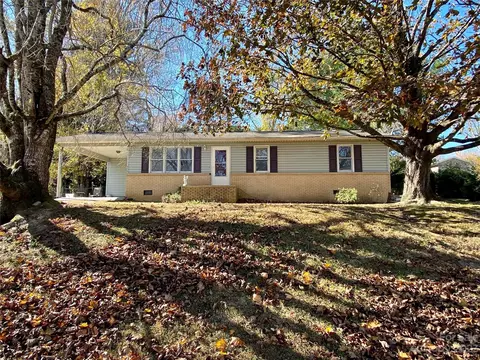 715 Clearview Dr, Hendersonville, NC 28792