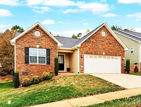 4272 Pickering Dr, Hickory, NC 28602