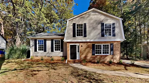 8813 Sweetwater Ct, Charlotte, NC 28227