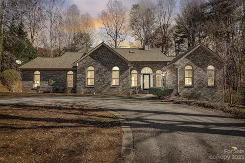 90 Whitfield Ln, Hendersonville, NC 28791