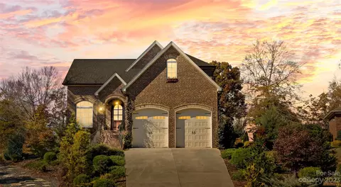 62 Divot Ct, Hickory, NC 28601