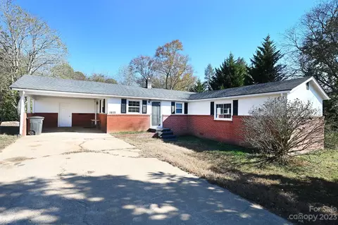 5194 Village Dr, Granite Falls, NC 28630