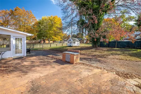 414 E Concord St, Morganton, NC 28655 photo 5