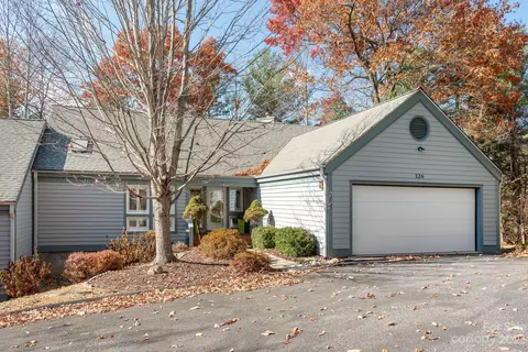 126 Forest View Dr, Flat Rock, NC 28731