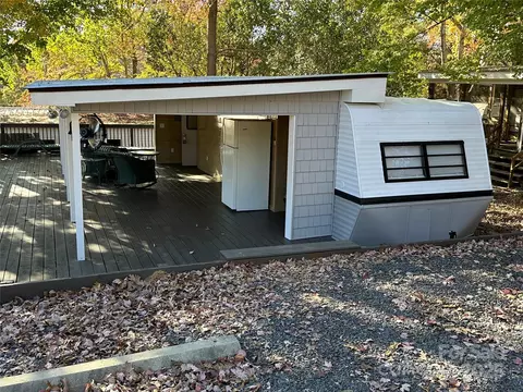112 Sycamore St, New London, NC 28127