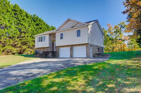 3921 Oakmont Ln, Hickory, NC 28602
