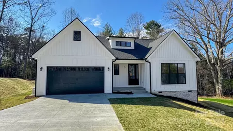 88 Byron Forest Dr, Horse Shoe, NC 28742