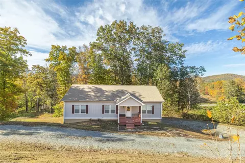 127 Cairens Ridge Dr, Mills River, NC 28759