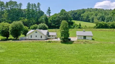 10 Bob Hall Rd, Whittier, NC 28789