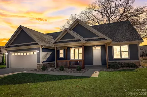 80 Black Iron Ln, Hendersonville, NC 28792