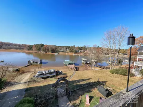 6860 Shade Tree Ln, Sherrills Ford, NC 28673