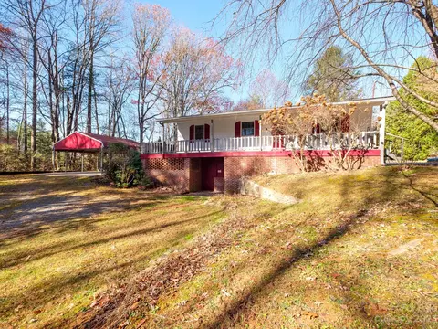 303 Hillside Rd, Penrose, NC 28766