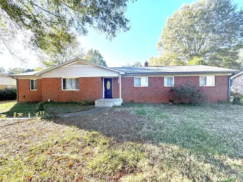 1124 Manchester Ln, Charlotte, NC 28227