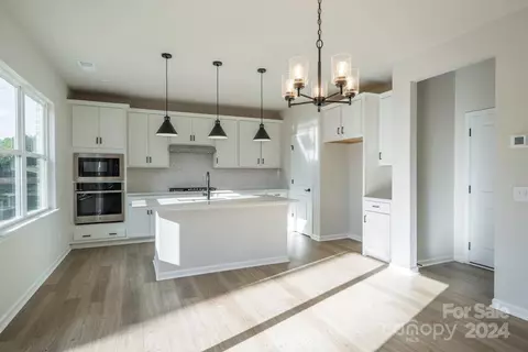 8217 Franklin Trail St, Charlotte, NC 28227