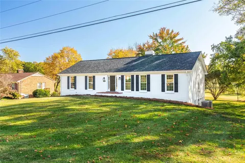 1060 Whispering Pines Dr, Kernersville, NC 27284