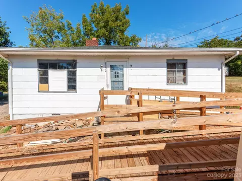 1702 Columbus St, Lenoir, NC 28645