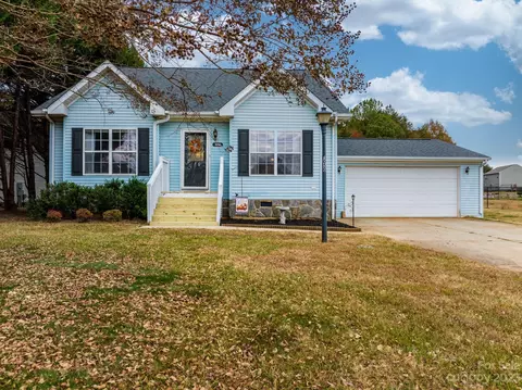 1050 Pocono Pl, Newton, NC 28658