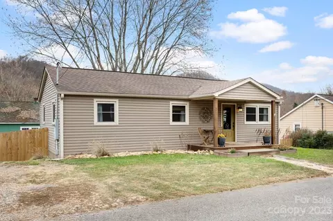 27 Stuart St, Canton, NC 28716