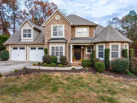 1320 Sweetbriar Ln, Hickory, NC 28602