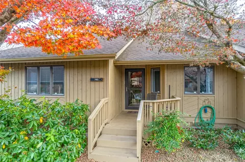 702 Red Oak Dr, Hendersonville, NC 28791