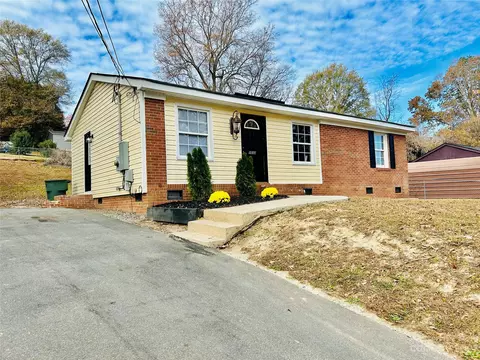 1033 Parkview Dr, Gastonia, NC 28054
